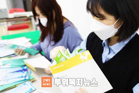 마스크 발송 준비를 하고 있는 한국백혈병어린이재단 직원