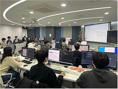 한국폴리텍대학 광명융합기술교육원 하나금융티아이 협약반 훈련생들이 소프트웨어 개발 실습을 하고 있다