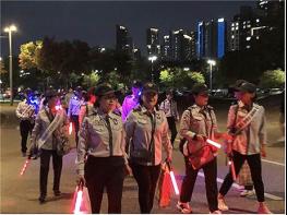 서울 자경위, 자율방범대에 근무복 지급하고 우수 활동 2명에 감사장 기사 이미지