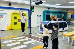  도심 속 트램 안전히 타는 법…서울시, 위례선 노면전차 맞춤형 캠페인 기사 이미지