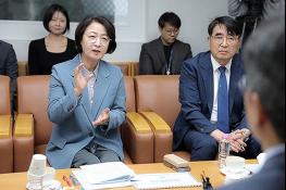 추미애, 국토부 장관 만나 ‘경기도형 주택공급 전략’ 제안 “일자리·주거 따로 놀아…물량 넘어 삶의 질까지 함께 설계해야” 기사 이미지